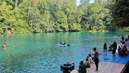 Danau Labuan Cermin di Berau, Unik dengan Dua Warna dan Rasa