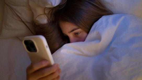 Akibat Main HP Sebelum Tidur Dapat Mengganggu Kualitas Tidur, Ini Cara Mengatasinya