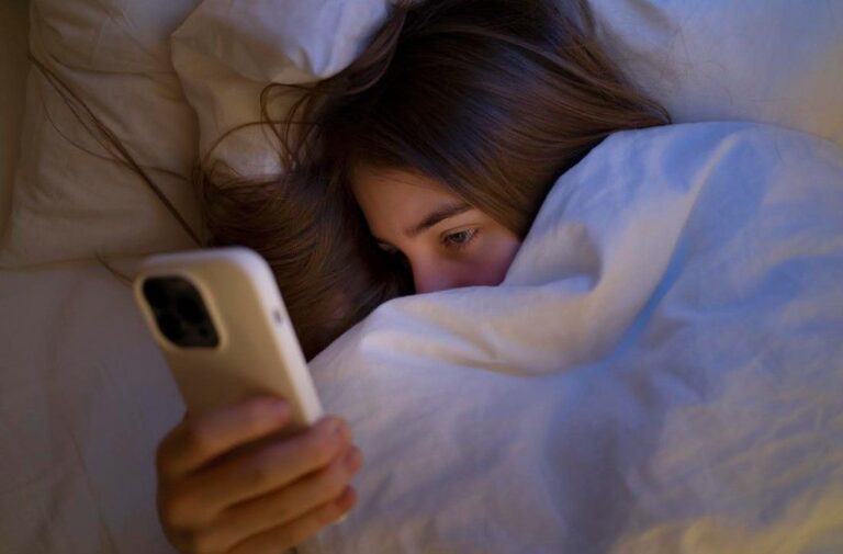 Akibat Main HP Sebelum Tidur Dapat Mengganggu Kualitas Tidur