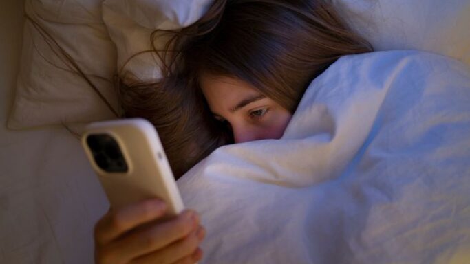 Bahaya Main HP Sambil Tiduran yang Sering Diabaikan