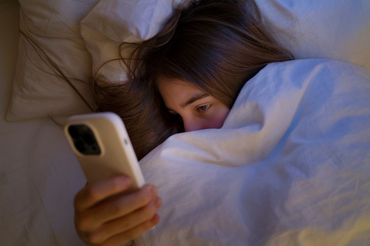 Bahaya Main HP Sambil Tiduran yang Sering Diabaikan