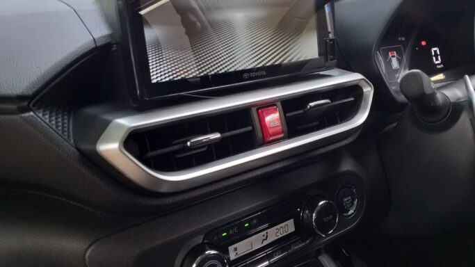Penyebab Utama AC Mobil Bau, Filter AC Kotor