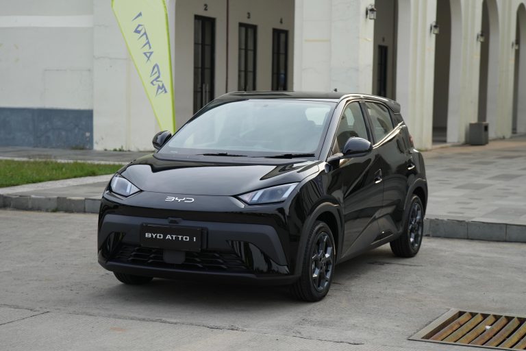 Perbandingan Biaya BYD Atto 1 dengan Mobil Bensin