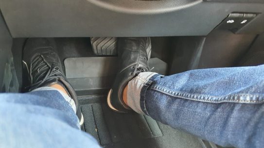 Jangan Gunakan Kaki Kiri untuk Rem Saat Mengemudi Mobil Matic