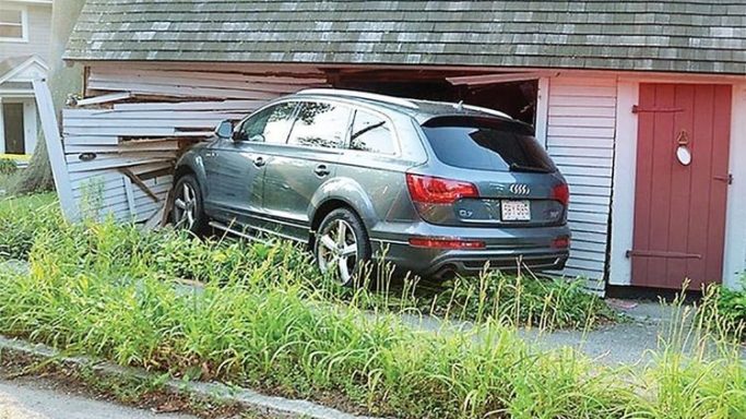 Tips Beli Mobil Bekas, Kenali Ciri Bekas Tabrakan dan Banjir