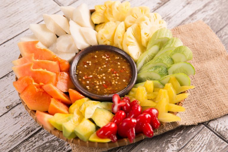 Rujak, Rasa Segar yang Legendaris dari Buah dan Bumbu